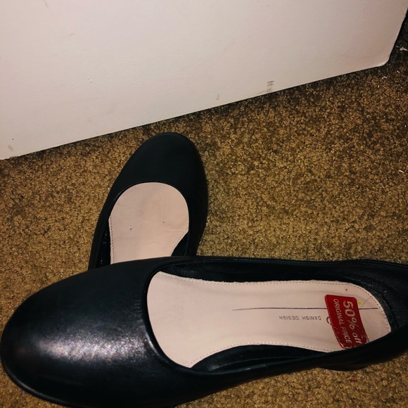 Ecco flats - Picture 2 of 3